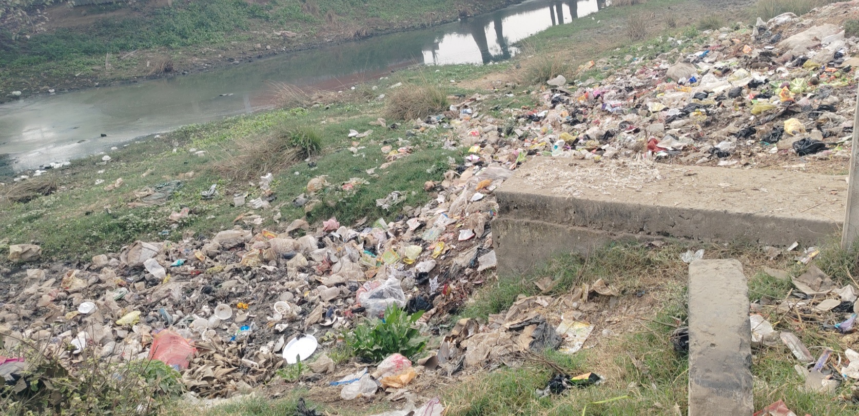 जहानाबाद में नमामि ग॑गे योजना के तहत नदियों की साफ-सफाई का पोल खोलता मोरहर नदी।