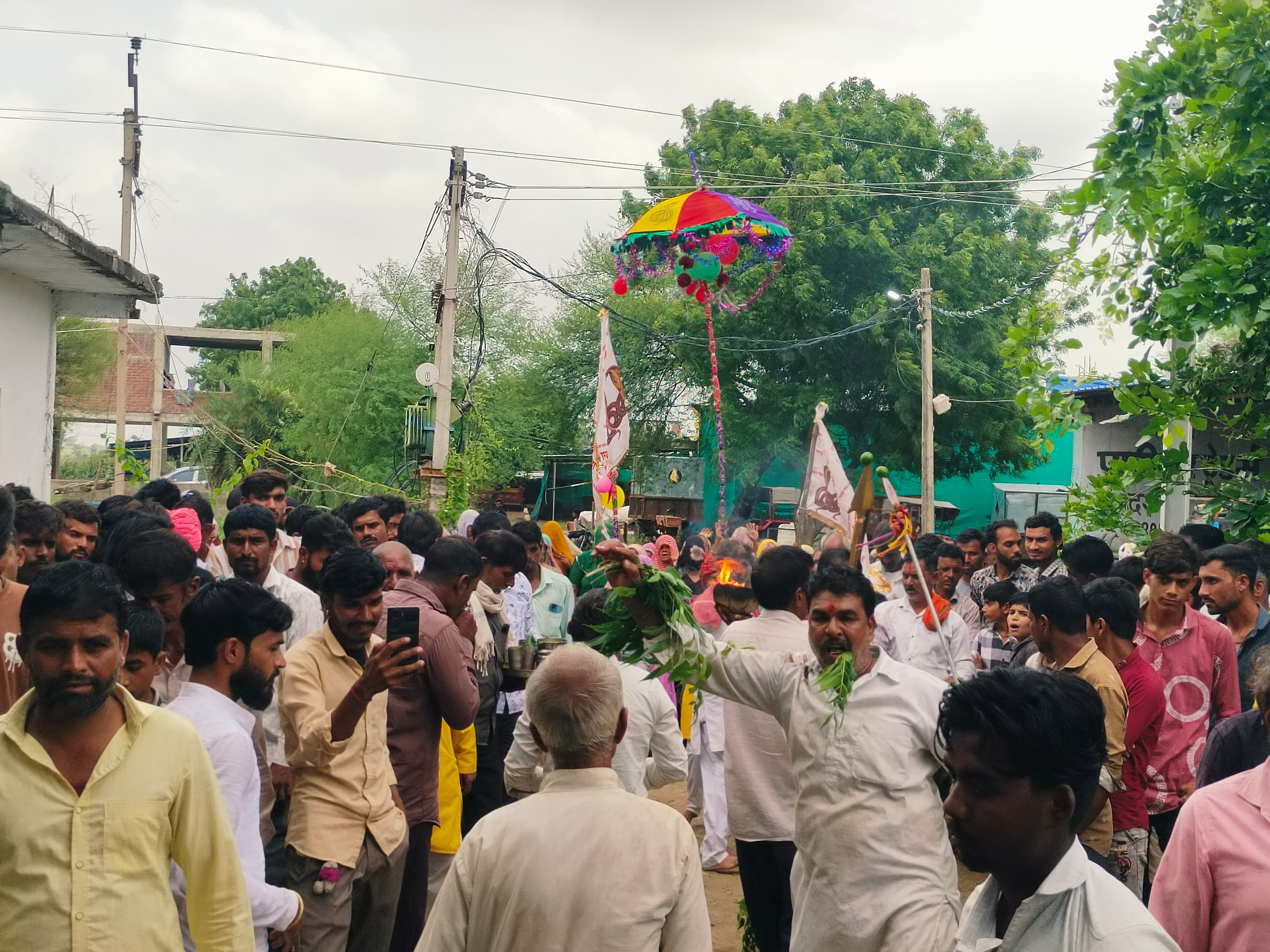 Madhya Pradesh News : रतलाम के आक्या कला में तेजा दशमी पर धूमधाम से चढ़ाए गए निशान, श्री वीर तेजाजी महाराज के बलिदान दिवस पर भक्तों में उत्साह