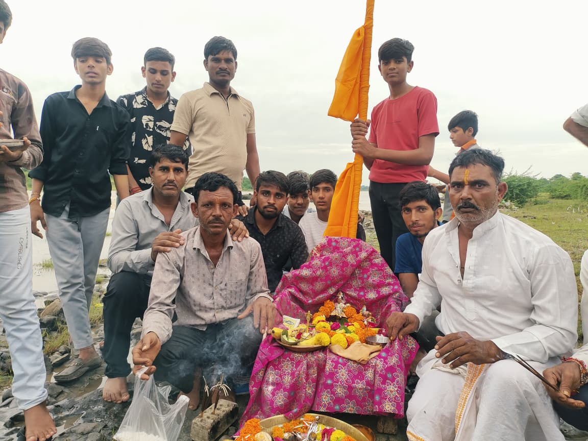 Madhya Pradesh News : रतलाम के आक्या कला में जलझूलनी ग्यारस पर ठाकुर जी को चंबल नदी में कराया गया स्नान