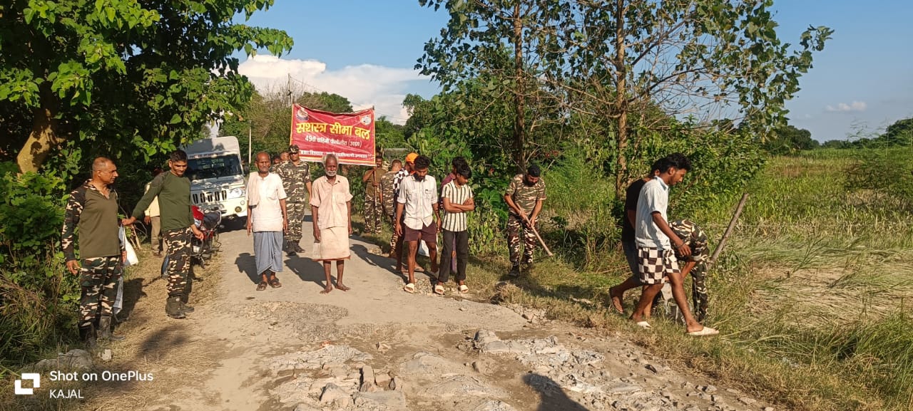 Uttar Pradesh Pilibhit News : बाढ़ से क्षतिग्रस्त मार्गों की मरम्मत में आगे आया SSB, ग्रामीणों के सहयोग से किया दुरुस्ती कार्य