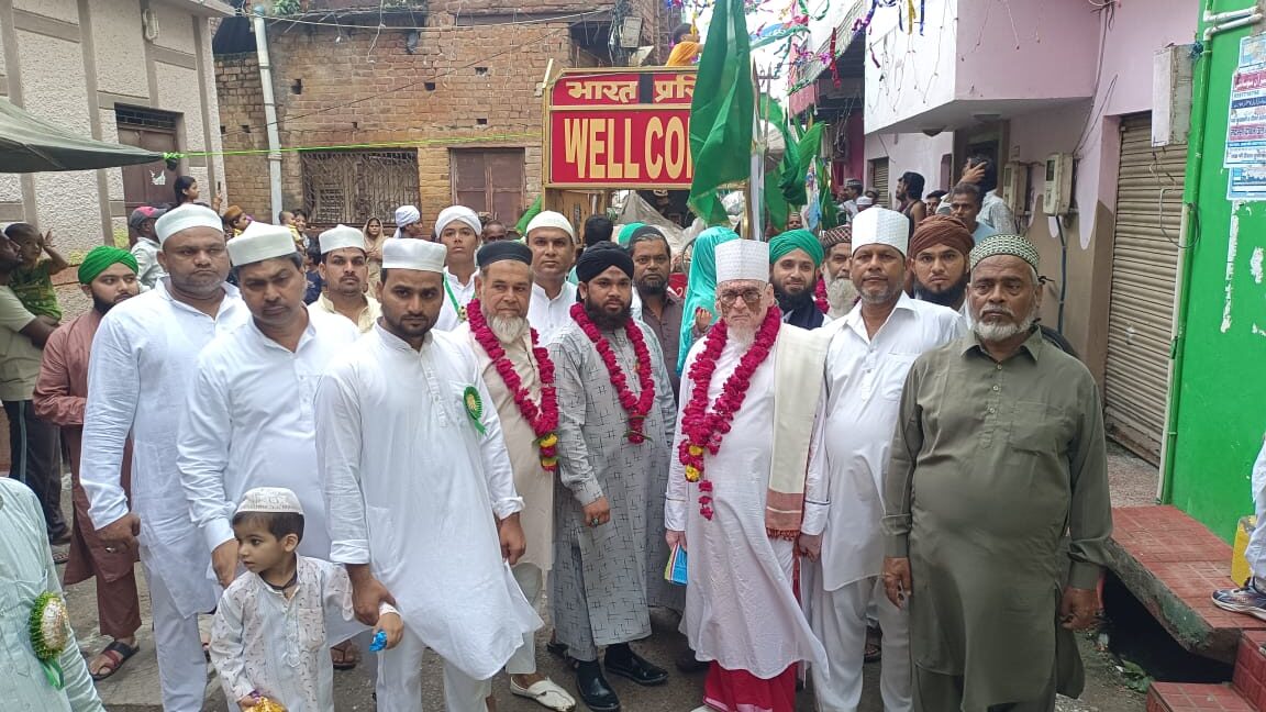 Uttar Pradesh Agra News : आगरा में 1500वां जश्ने ईद मिलाद उन नबी का जुलूस सौहार्द और शांति के साथ संपन्न