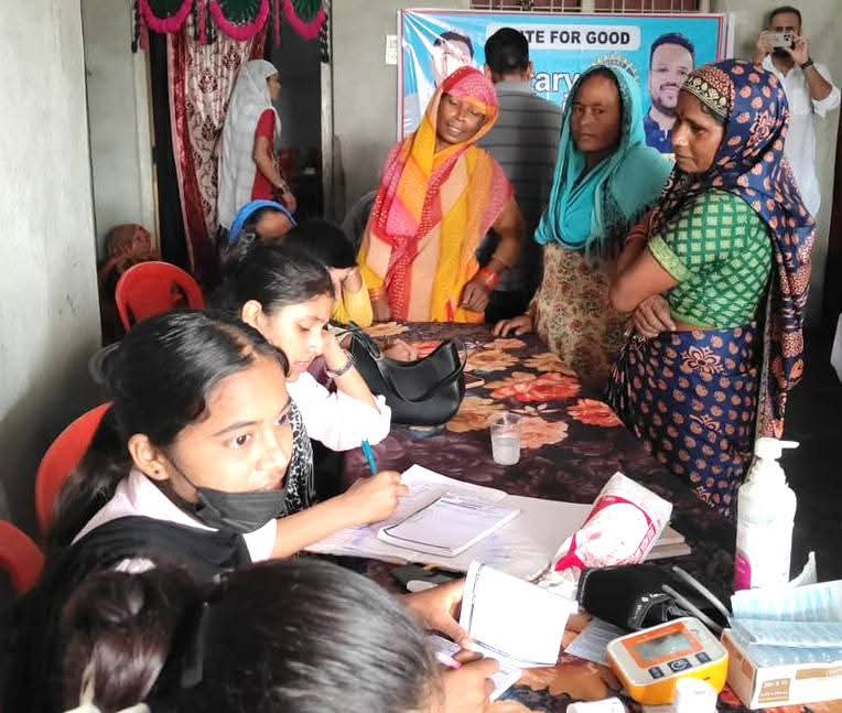 Uttarakhand News Bajpur : रोटरी क्लब काशीपुर ने लगाया निःशुल्क स्वास्थ्य परीक्षण शिविर, 250 लोगों की हुई जांच