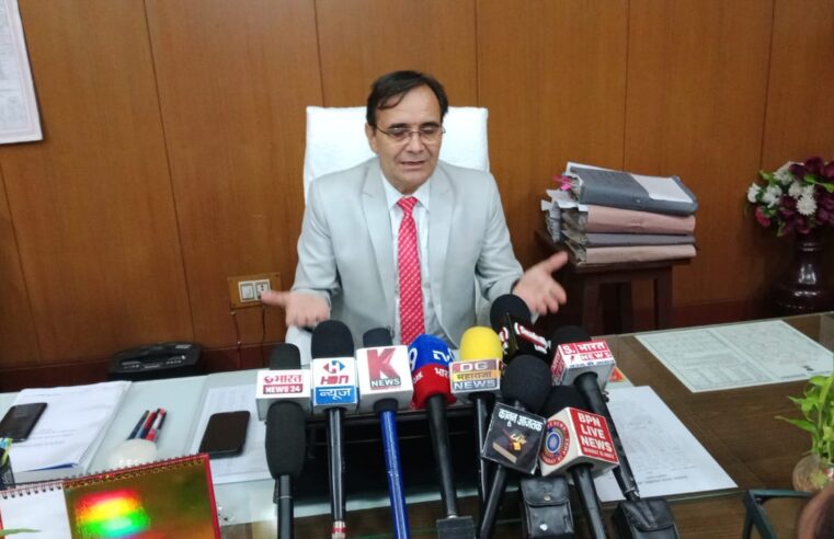 Uttar Pradesh Agra News : आगरा दीवानी परिसर में राष्ट्रीय लोक अदालत का आयोजन, बैंक कर्ज और चालान मामलों का निपटारा