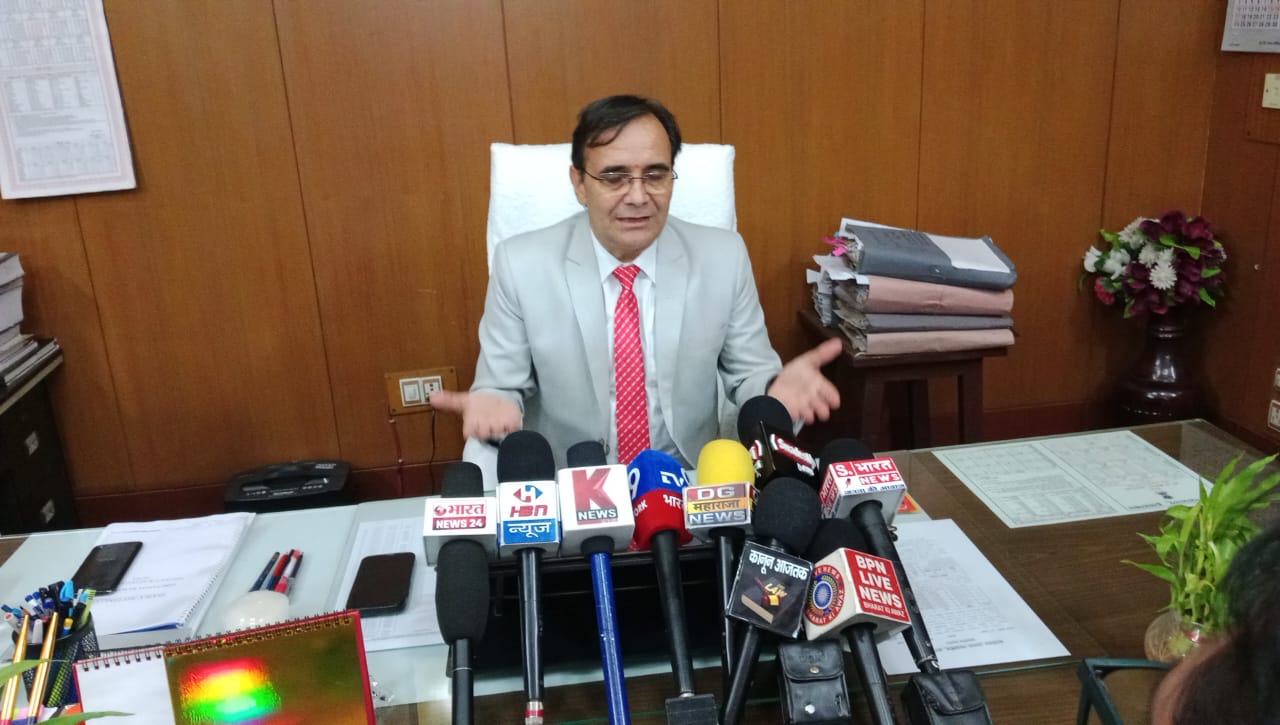 Uttar Pradesh Agra News : आगरा दीवानी परिसर में राष्ट्रीय लोक अदालत का आयोजन, बैंक कर्ज और चालान मामलों का निपटारा