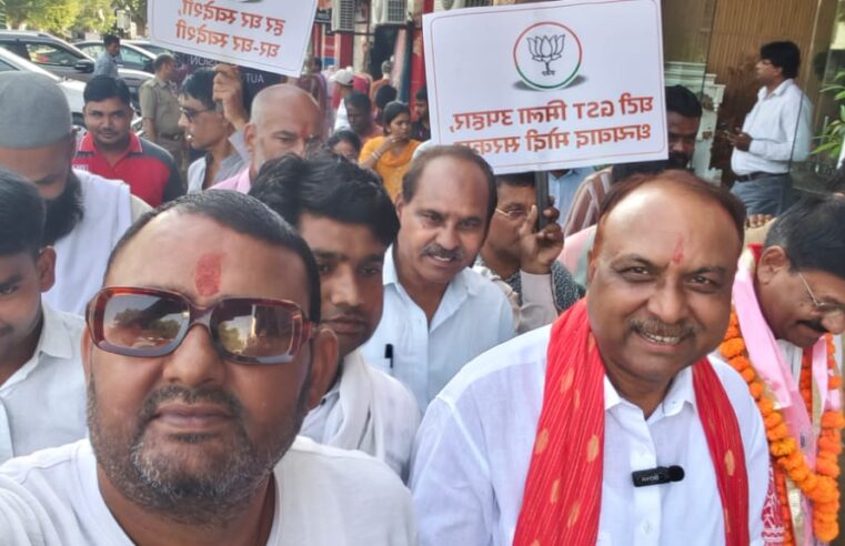 आगरा सदर बाजार पहुंचे BJP सांसद नवीन जैन और राजकुमार चहर, व्यापारियों को GST राहत की जानकारी