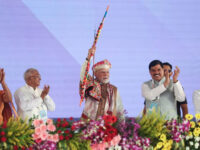 प्रधानमंत्री नरेंद्र मोदी धार ज़िले में विकास परियोजनाओं का उद्घाटन करते हुए – मध्य प्रदेश 2025