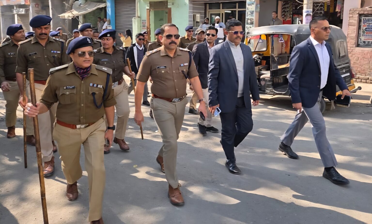 बनभूलपुरा में सुप्रीम कोर्ट के फैसले से पहले नैनीताल पुलिस का फ्लैग मार्च, भारी फ़ोर्स तैनात — SSP का कड़ा संदेश: शांति भंग की कोशिश पर होगी सख्त कार्रवाई