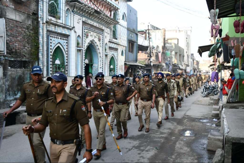 2 दिसंबर की अहम सुनवाई से पहले बनभूलपुरा में पुलिस का शक्ति प्रदर्शन, सुरक्षा कड़ी